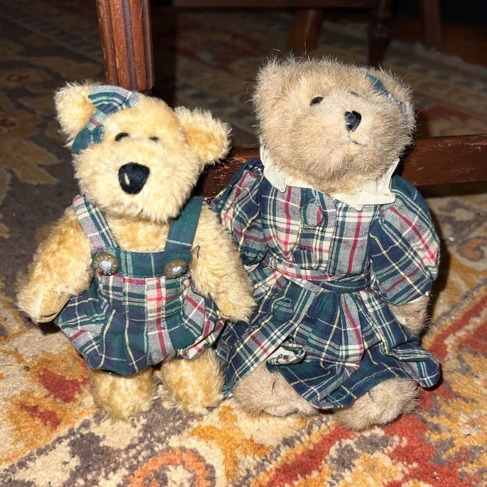 Adorable, sweet momma and daughter Boyd’s bear in matching outfit - Collectable